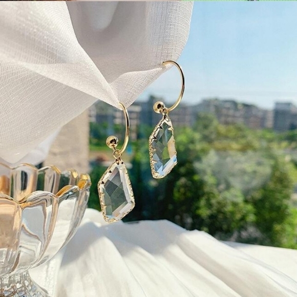 NEW Lovely Crystal Earrings - Picture 4 of 5